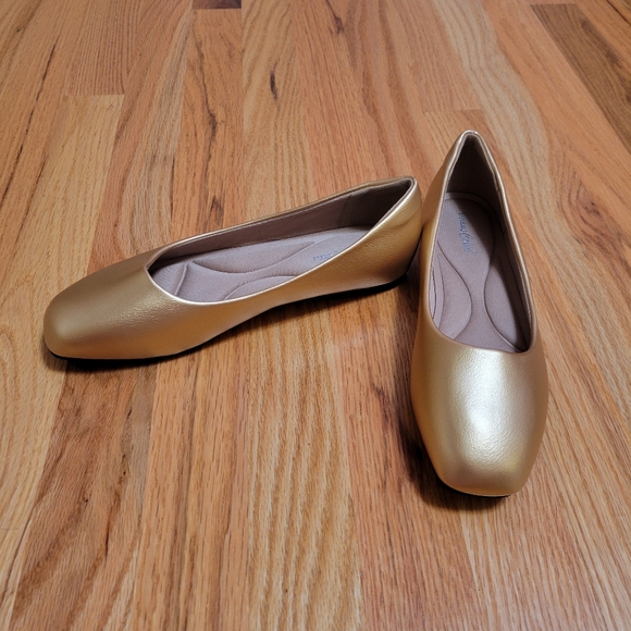 Gold Flats (2 DIFFERENT SIZES!) - Picture 5 of 7